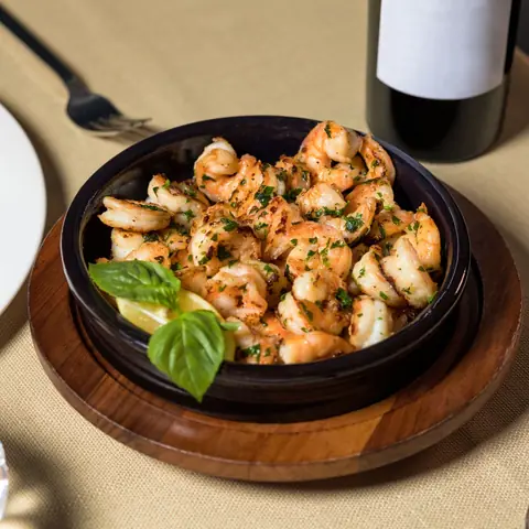 Camarones al ajillo con perejil en cazuela.