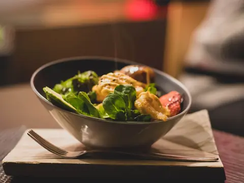 Ensalada verde con pollo a la plancha en un tazón.