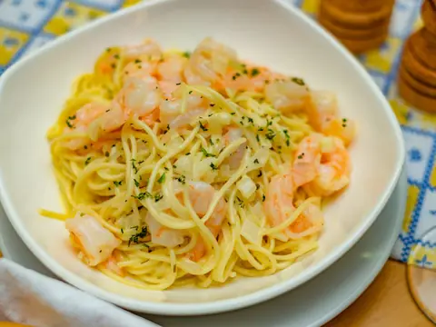 Espagueti con camarones y hierbas.